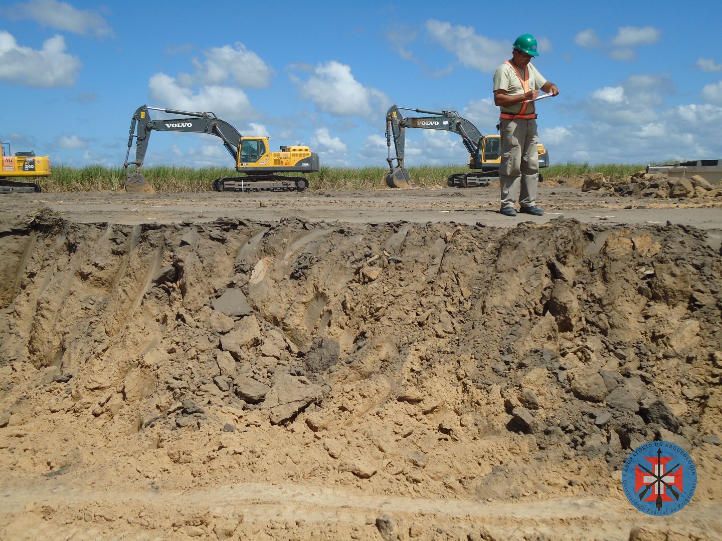 Monitoramento arqueológico das atividades de movimentação de terra.